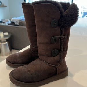 women’s tall bailey button uggs size 7 chocolate color
